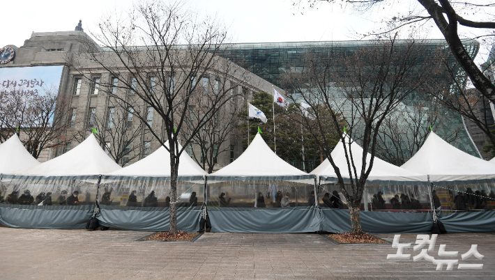 코로나19 선별진료소에서 시민들이 검사를 받기 위해 줄 서 있다. 이한형 기자