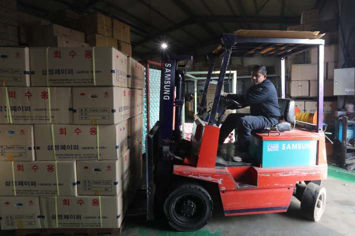  한 제조공장에서 외국인 노동자가 지게차로 박스를 옮기는 모습. 연합뉴스