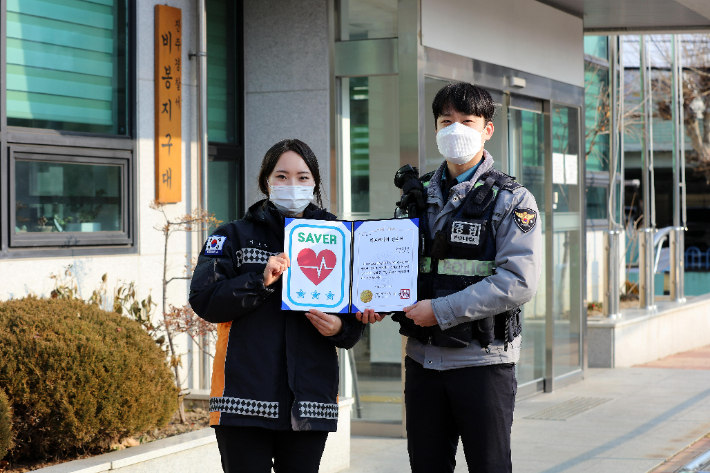 경남소방본부가 진주경찰서 비봉지구대 배근득 순경에게 하트세이버 인증서를 전달했다. 경남도청 제공