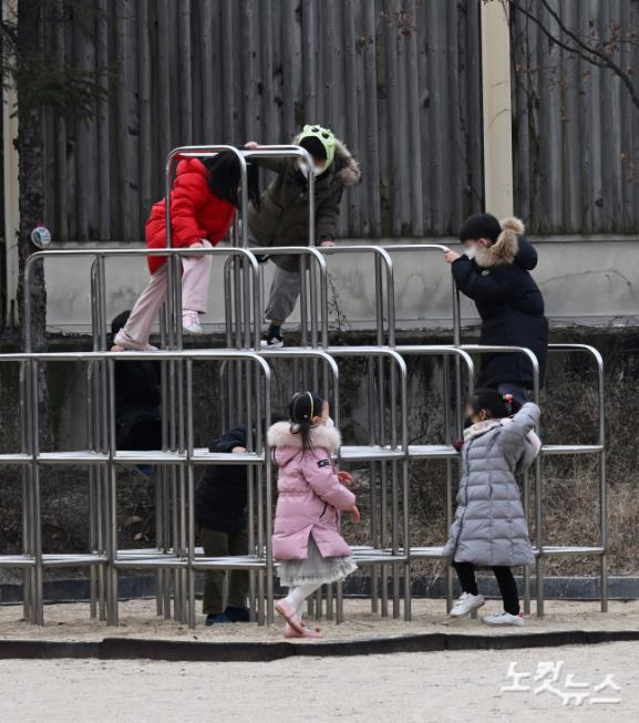 2022학년도 초등학교 신입생 예비소집일인 5일 오후 서울 성북구 서울장월초등학교에서 예비 1학년 어린이들이 운동장을 둘러보고 있다.