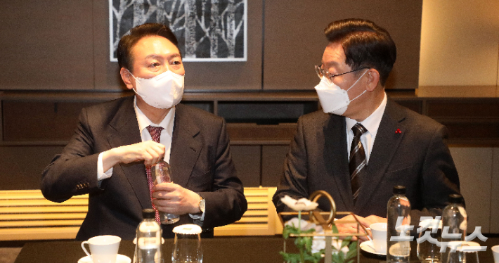 이재명 더불어민주당 대선후보(오른쪽)와 윤석열 국민의힘 대선 후보. 윤창원 기자