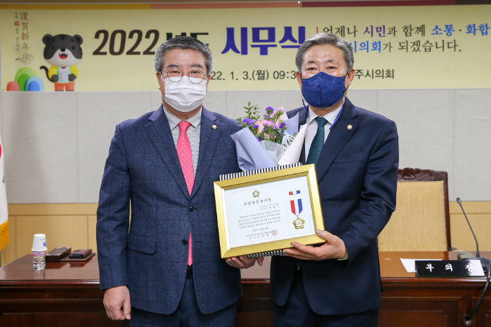 경주시의회 이철우 부의장이 서호대 의장에게 지방의정봉사상을 전달받고 있다. 경주시의회 제공