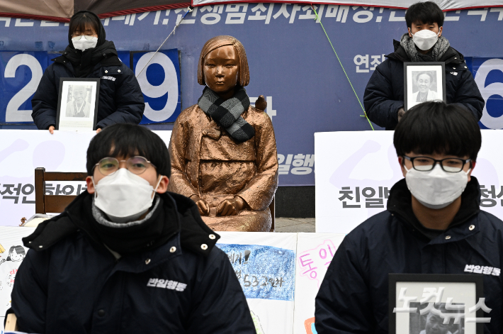 1992년 1월8일 시작한 '수요시위'가 30주년을 맞은 5일 서울 종로구 옛 주한일본대사관 앞 평화의 소녀상에 서 1525차 수요집회가 열리고 있다. 이한형 기자