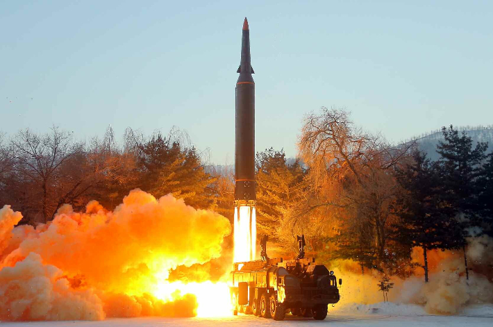 북한이 5일 동해상으로 쏜 미사일은 '극초음속미사일' 시험발사였다고 밝혔다. 뉴스1 제공
