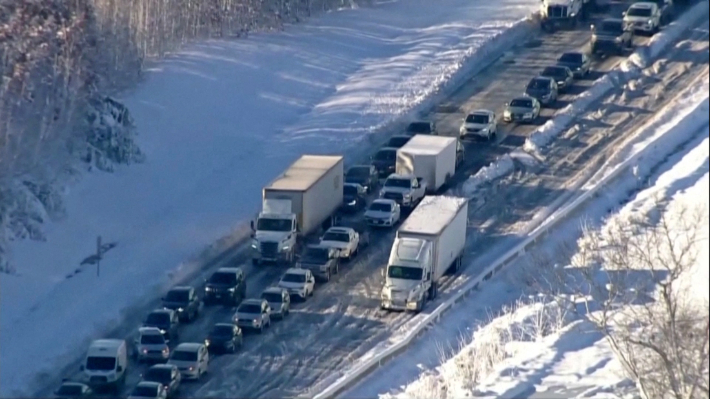  4일(현지시간) 오전 미국 버지니아주 I-95 도로에 차들이 멈춰 서 있다. 연합뉴스