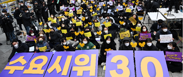 1992년 1월 8일 시작한 '수요시위'가 30주년을 맞은 5일 서울 종로구 옛 주한 일본대사관 앞 평화의 소녀상에서 1525차 수요집회가 열리고 있다. 이한형 기자