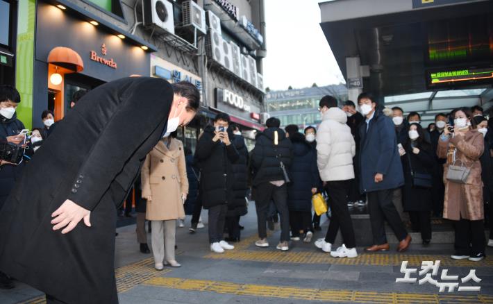 출근길 시민들 향해 인사하는 윤석열