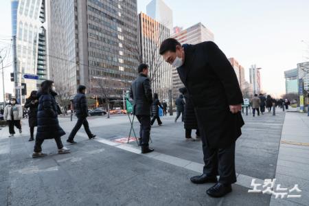 출근길 시민에게 인사하는 윤석열