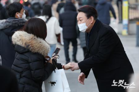 지지자와 인사하는 윤석열