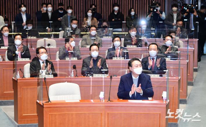 의원총회, 박수치는 윤석열