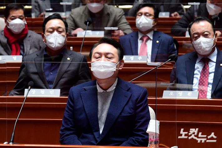 국민의힘 윤석열 대선후보가 6일 국회에서 열린 국민의힘 '변화와 단결' 의원총회에서 잠시 생각에 잠겨 있다. 왼쪽은 총회에 불참한 이준석 대표의 자리.