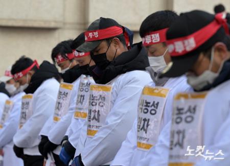 묵념하는 택배노조