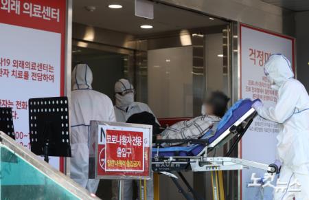 확진자 이송하는 의료진