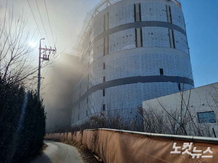 화재 발생 14시간이 지난 현재까지 연기가 뿜어져 나오고 있는 평택시 냉동창고 공사장 화재현장. 정성욱 기자