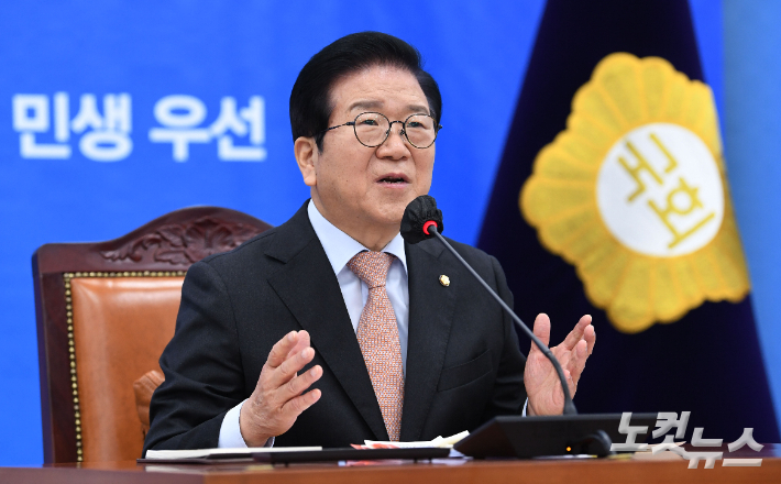 박병석 국회의장이 6일 서울 여의도 국회에서 2022 신년 기자회견을 갖고 있다. 윤창원 기자