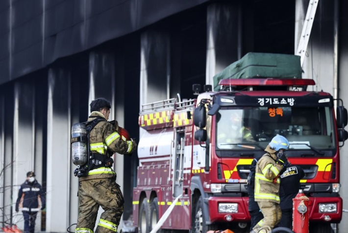 6일 오후 경기도 평택시의 한 신축 공사장 화재 현장에서 소방대원이 걸음을 옮기고 있다. 연합뉴스