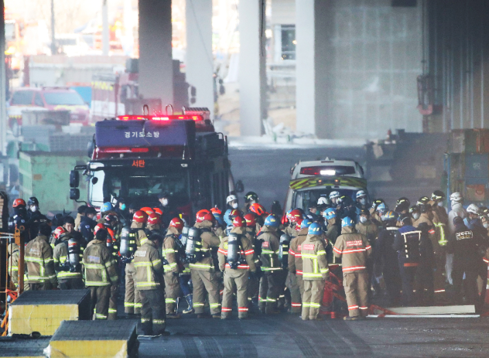 6일 오후 경기도 평택시의 한 신축 공사장 화재 현장에서 실종됐던 소방관이 구급차로 이송되고 있다. 연합뉴스
