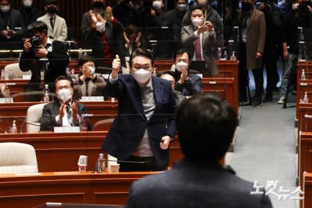 국민의힘 윤석열 대선 후보가 6일 국회에서 열린 의원총회에서 이준석 대표의 발언에 일어나 엄지를 치켜 올리고 있다.