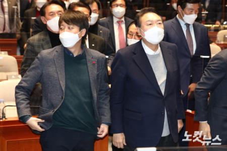 국민의힘 이준석 대표와 윤석열 대선 후보가 6일 국회에서 열린 의원총회에서 기념촬영을 위해 자리하고 있다.