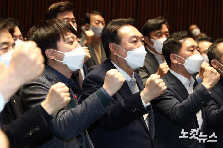 국민의힘 이준석 대표와 윤석열 대선 후보, 의원들이  6일 국회에서 열린 의원총회에서 구호를 외치고 있다.