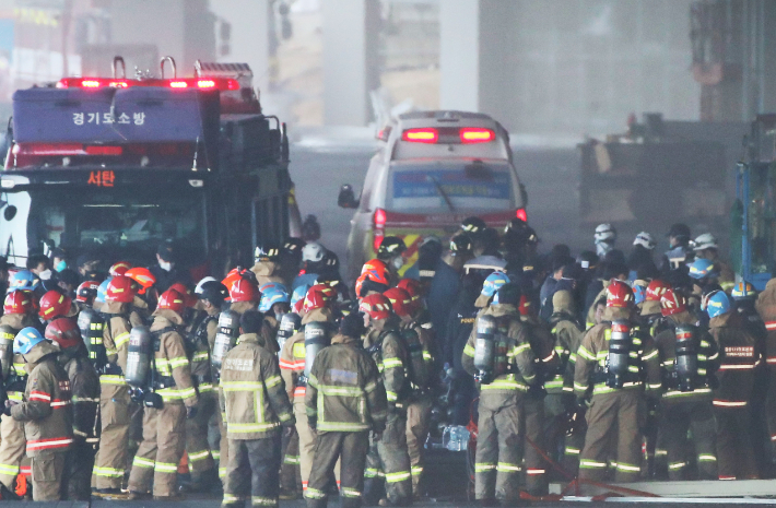 6일 오후 경기도 평택시의 한 신축 공사장 화재 현장에서 실종됐던 소방관이 구급차로 이송되고 있다. 연합뉴스