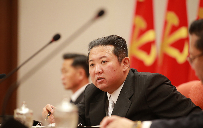 북한이 2021년 12월 27일부터 31일까지 진행한 노동당 제8기 제4차 전원회의에서 김정은 당 총비서가 발언하고 있다. 연합뉴스