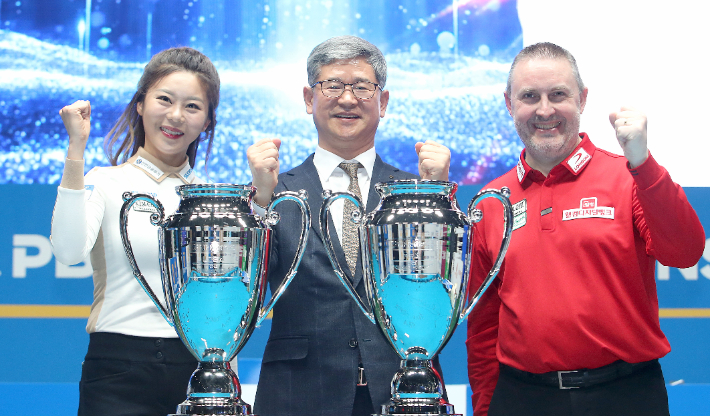 쿠드롱(오른쪽부터)이 5일 NH농협카드 챔피언십에서 우승한 뒤 NH농협카드 윤상운 사장, 여자부 우승자 김가영과 포즈를 취한 모습. PBA