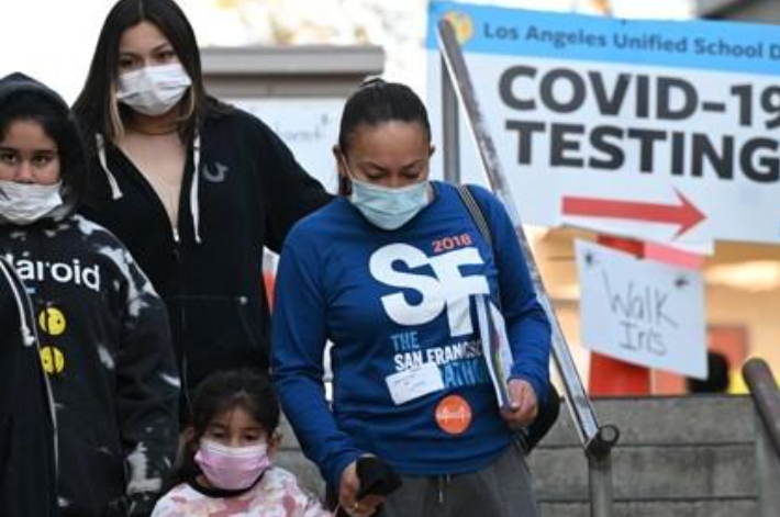 미국 로스앤젤레스(LA) 코로나 검사소를 찾은 한 가족. 연합뉴스
