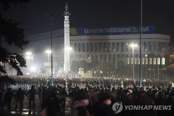 LPG 가격 급등에 분노한 카자흐스탄 주민들. 연합뉴스