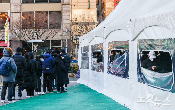 서울 송파구보건소에 마련된 코로나19 선별검사소를 찾은 시민들이 검사를 받기 위해 줄을 서 있는 모습. 박종민 기자