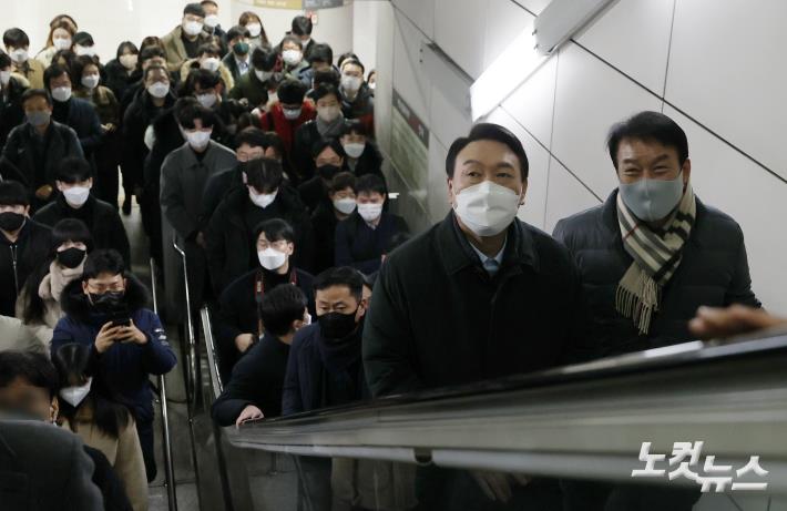 지하철로 출근하는 윤석열 대선후보