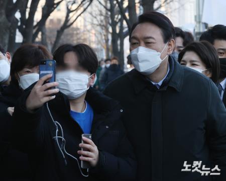 윤석열 국민의힘 대선 후보가 7일 오전 출근길 지하철 9호선을 타고 서울 여의도 국회의사당역에서 당사로 이동하며 지지자와 함께 