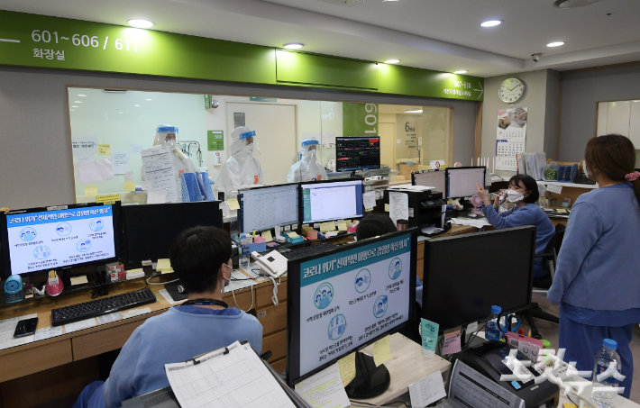 코로나19 거점전담병원인 서울 광진구 혜민병원 음압병동에서 의료진들이 분주하게 업무를 보고 있다. 이한형 기자