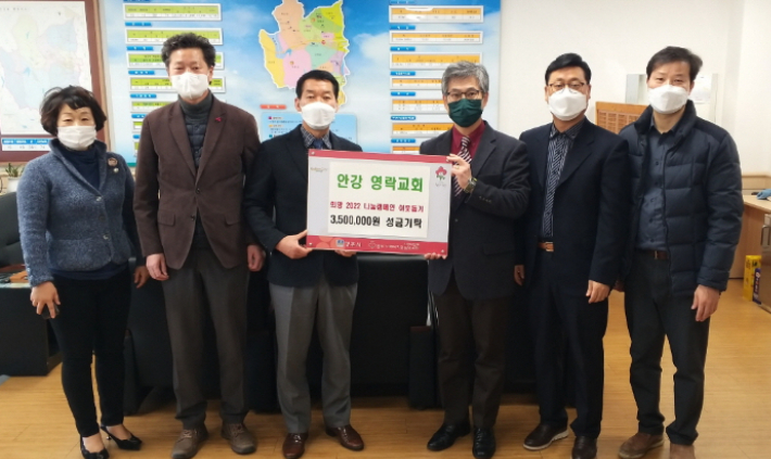 안강 영락교회가 어려움을 겪고 있는 안강읍 이웃을 위해 성금 350만원을 기부하고 있다. 경주시 제공