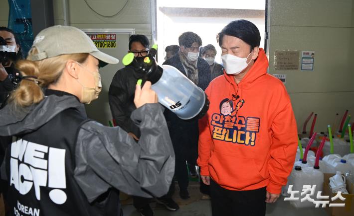 동물보호단체 위액트 찾은 안철수 국민의당 대선후보