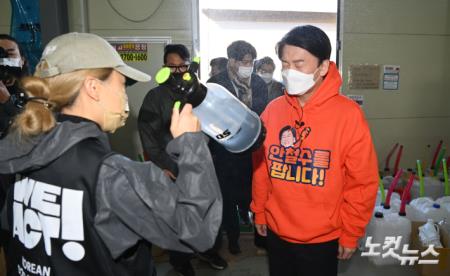 동물보호단체 위액트 찾은 안철수 국민의당 대선후보