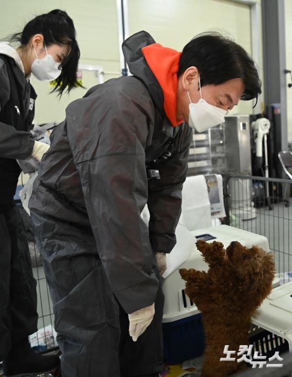 동물보호단체 찾은 안철수 대선후보