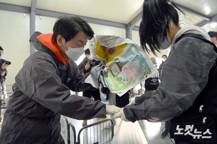 동물보호단체 봉사활동 펼치는 안철수