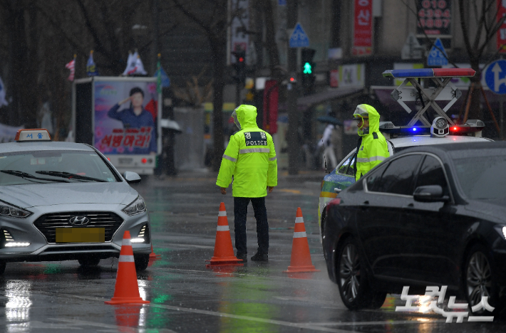 지난해 3월 1일 서울 도심 곳곳에서 3.1절을 맞아 소규모 집회가 예고된 가운데 서울 태평로에서 경찰이 집회에 대비하고 있다. 박종민 기자