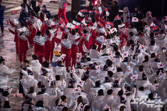 '2018 평창겨울올림픽' 폐회식에서 남북한 선수단이 함께 입장하고 있다. 이한형 기자