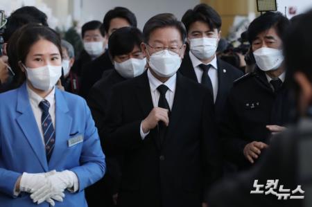 민주당 이재명 대선후보, 평택 냉동창고 화재 순직 소방관 조문