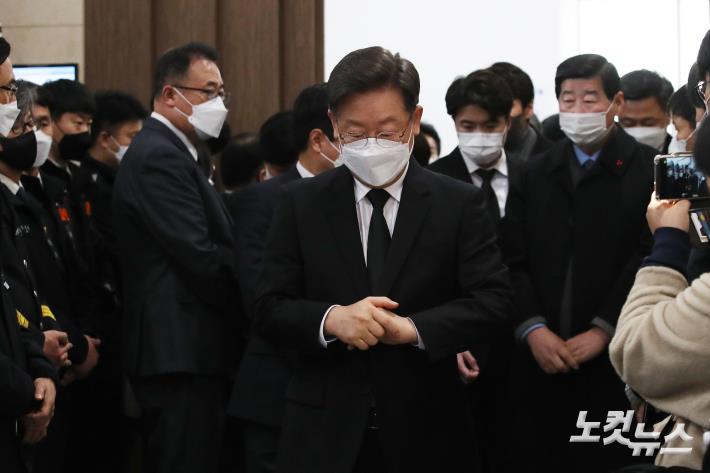 평택 냉동창고 화재 순직 소방관 빈소 조문 마친 이재명