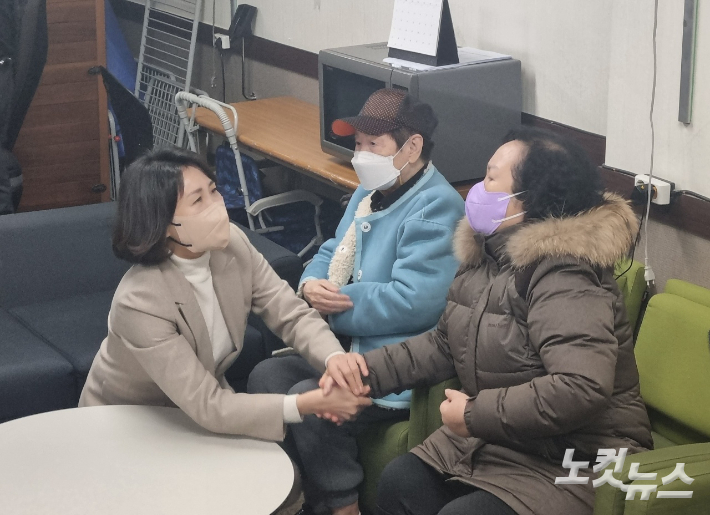 민주당 이재명 대선후보의 배우자인 김혜경씨가 4일 천안쌍용종합복지관에서 어르신들과 만나 다양한 의견을 청취했다. 인상준 기자