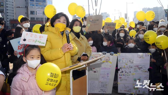 항동 수직구 공사현장 주민들 만난 심상정 대선후보