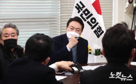 국민의힘 윤석열 대선 후보가 7일 서울 여의도 중앙당사에 마련된 후보실에서 대장동 피해 원주민들과 면담을 하고 있다.