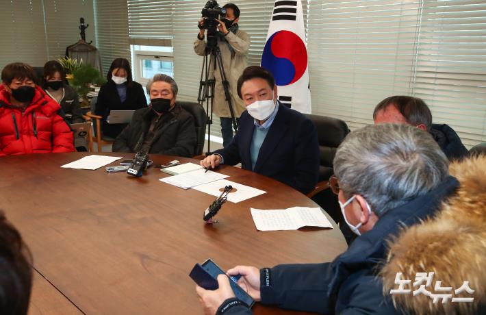 국민의힘 윤석열 대선 후보가 7일 서울 여의도 중앙당사에 마련된 후보실에서 대장동 피해 원주민들과 면담을 하고 있다.