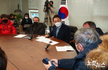 국민의힘 윤석열 대선 후보가 7일 서울 여의도 중앙당사에 마련된 후보실에서 대장동 피해 원주민들과 면담을 하고 있다.