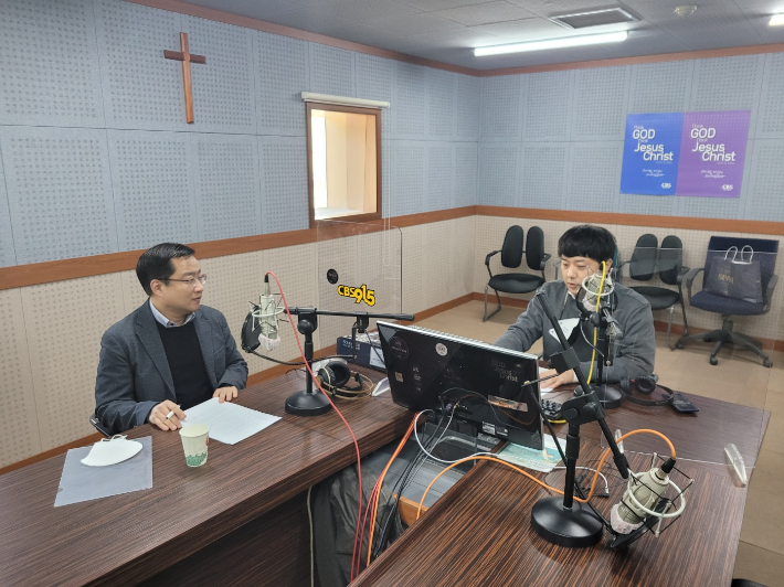 지난 6일 강원영동CBS 스튜디오에서 인터뷰를 하고 있는 김주경 부장판사(왼쪽). 전영래 기자