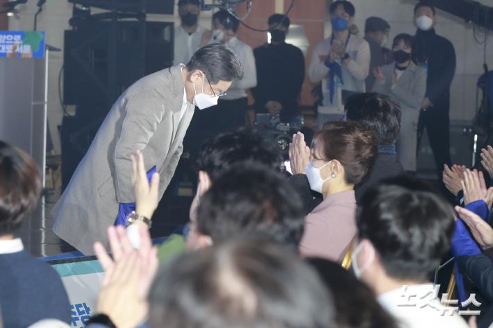 민주당 서울시당 선대위 출범식, 인사하는 이재명 대선후보