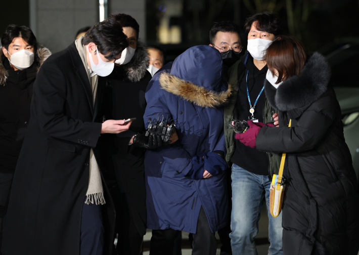 경찰은 회삿돈을 빼돌린 혐의를 받는 오스템임플란트 직원 이모(45)씨를 5일 검거했다고 밝혔다. 사진은 이모씨가 6일 오전 서울 강서경찰서로 들어서는 모습. 연합뉴스